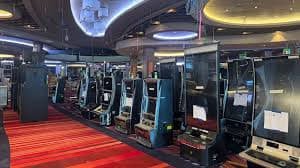 Pengguna ponsel membuka slot naga